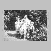 009-0009 Frau Elise Bruweleit, geb.Siebert mit ihren Kindern.jpg